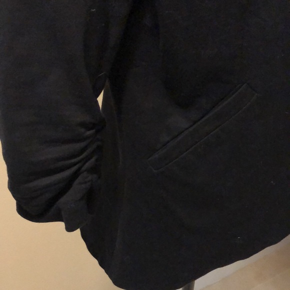 Esley Classic Point collar, synched sleeves, rounded equestrian tail hem - Picture 3 of 9